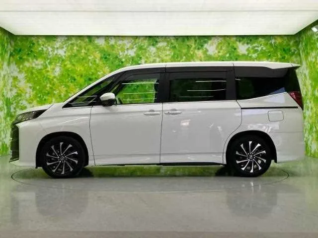 Toyota Noah 2023 — миниатюра 2