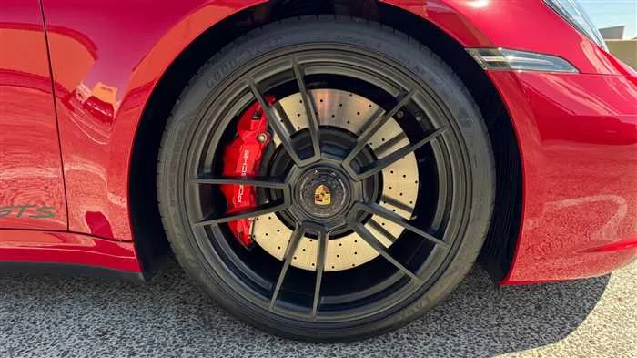 Porsche 911 4 GTS 2024 — миниатюра 4