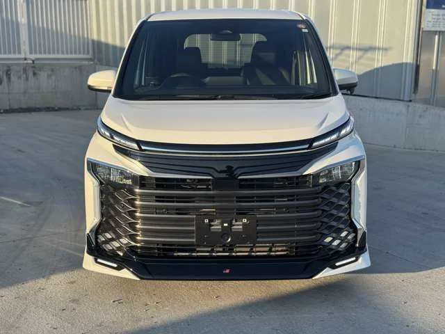 Toyota Voxy 2023 — миниатюра 2