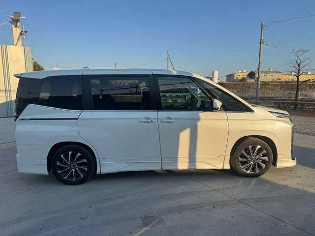 Toyota Voxy 2023 — миниатюра 3