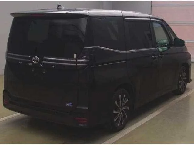 Toyota Voxy 2023 — миниатюра 2