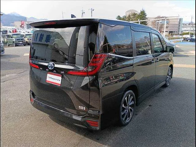 Toyota Noah 2022 — миниатюра 3