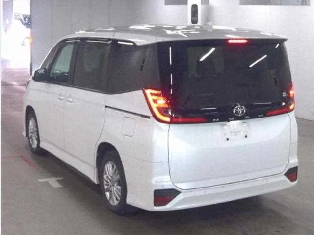 Toyota Noah 2022 — миниатюра 2