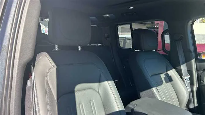 Land Rover Defender 110 X 3.0L D300 2023 — миниатюра 3