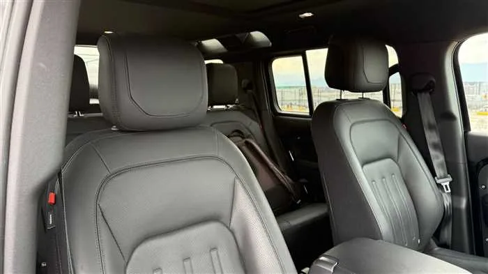 Land Rover Defender 110 X 3.0L D300 2024 — миниатюра 3