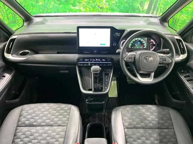 Toyota Voxy 2023 — миниатюра 2