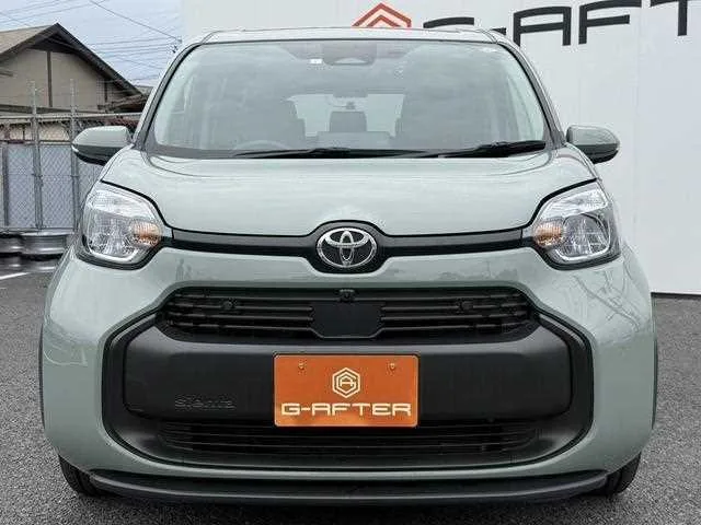 Toyota Sienta 2023 — фото 1, купить с доставкой в Москву