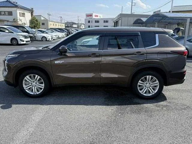 Mitsubishi Outlander 2023 — миниатюра 4