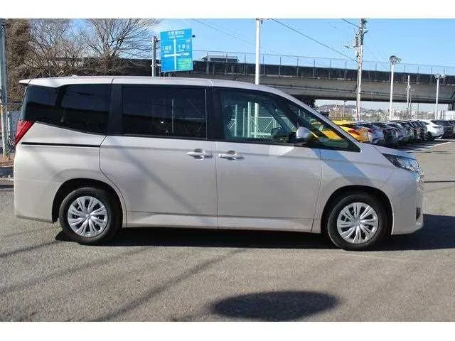 Toyota Noah 2022 — миниатюра 3