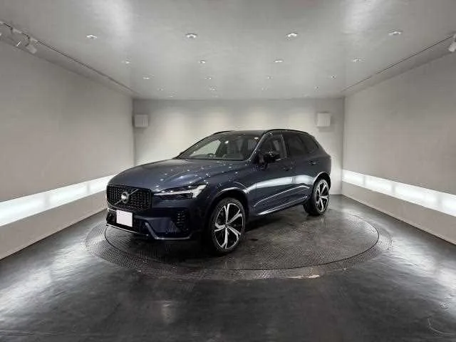 Volvo XC60 2023 — фото 1, купить с доставкой в Москву