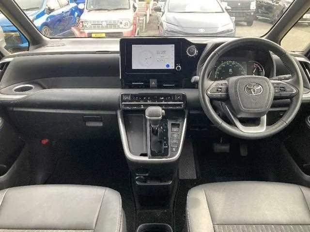 Toyota Noah 2022 — миниатюра 2