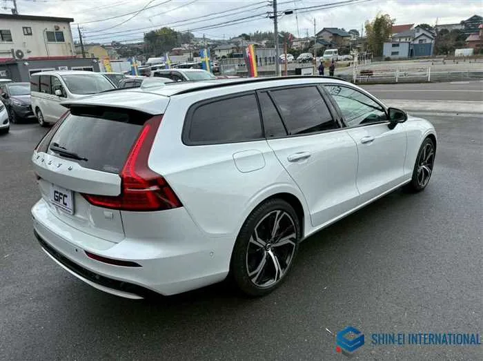 Volvo V60 Recharge PlugIn Hybrid T6 AWD Inscription/Panorami 2023 — миниатюра 2