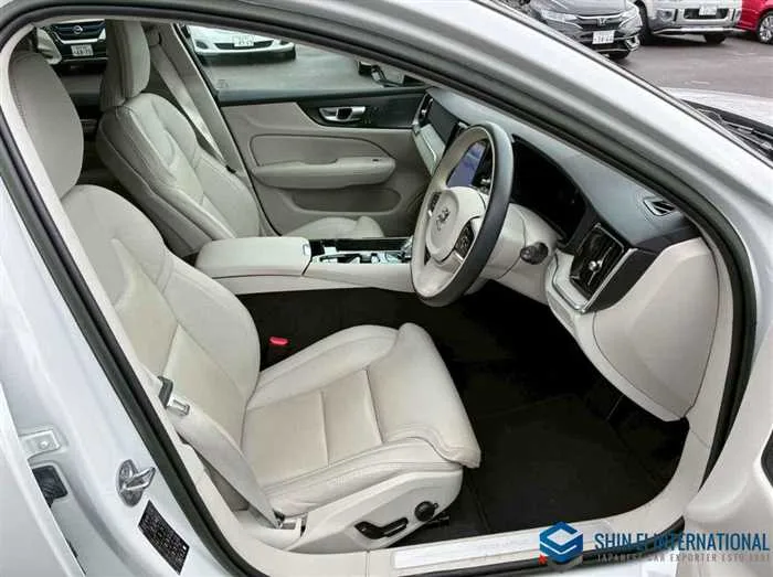 Volvo V60 Recharge PlugIn Hybrid T6 AWD Inscription/Panorami 2023 — миниатюра 5