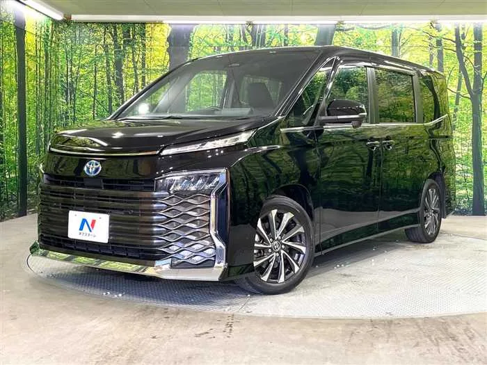 Toyota Voxy 2023 — фото 1, купить с доставкой в Москву