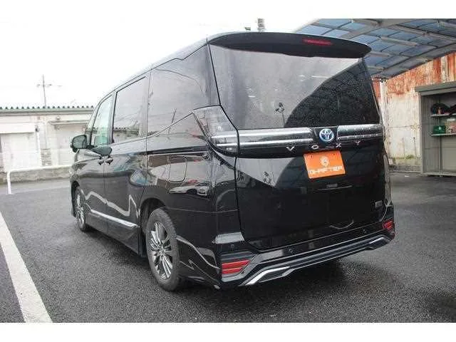 Toyota Voxy 2022 — миниатюра 2