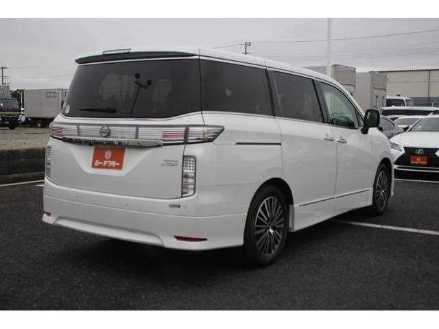 Nissan Elgrand 2024 — миниатюра 2