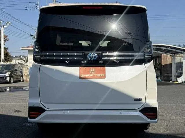 Toyota Voxy 2022 — миниатюра 2