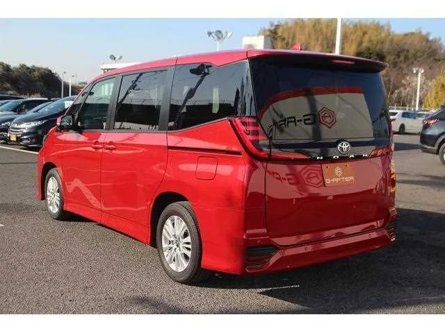 Toyota Noah 2022 — миниатюра 2