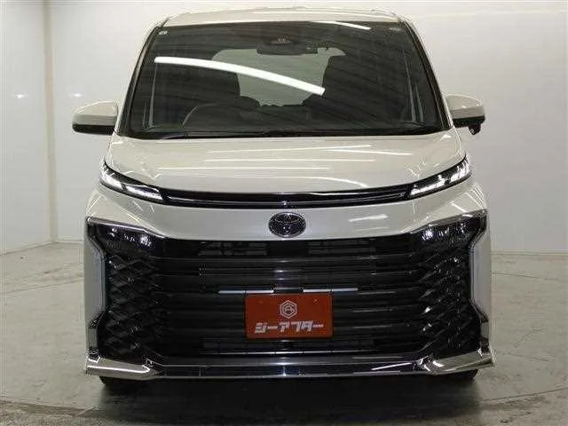 Toyota Voxy 2023 — миниатюра 2