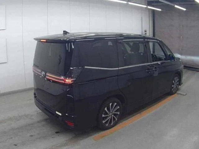 Toyota Voxy 2022 — миниатюра 2