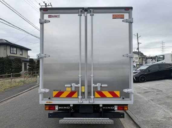 Hino Dutro 2023 — миниатюра 2