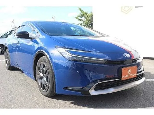 Toyota Prius PHEV 2023 — фото 1, купить с доставкой в Москву