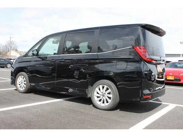 Toyota Noah 2022 — миниатюра 2