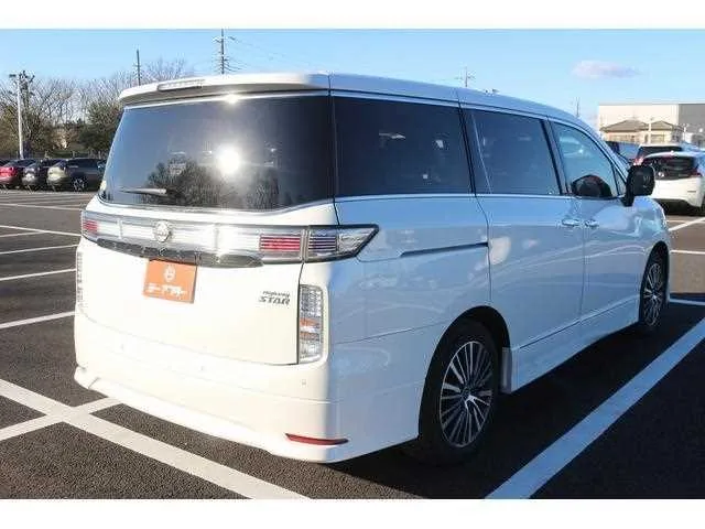 Nissan Elgrand 2023 — миниатюра 2