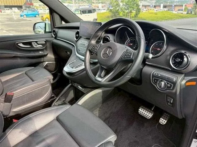 Mercedes-Benz V-Class 2023 — миниатюра 2