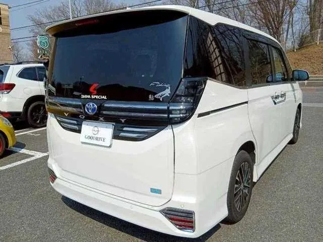 Toyota Voxy 2023 — миниатюра 2