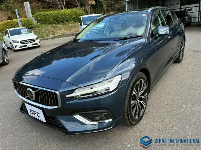 Volvo V60 B4 Momentum 2025 — фото 1, купить с доставкой в Москву