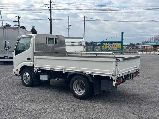 Hino Dutro 2022 — миниатюра 2