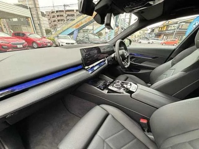 BMW 5 Series 2025 — миниатюра 2