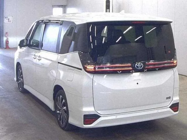 Toyota Voxy 2023 — миниатюра 2
