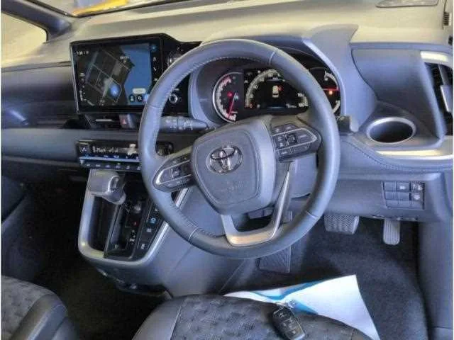 Toyota Voxy 2024 — миниатюра 3