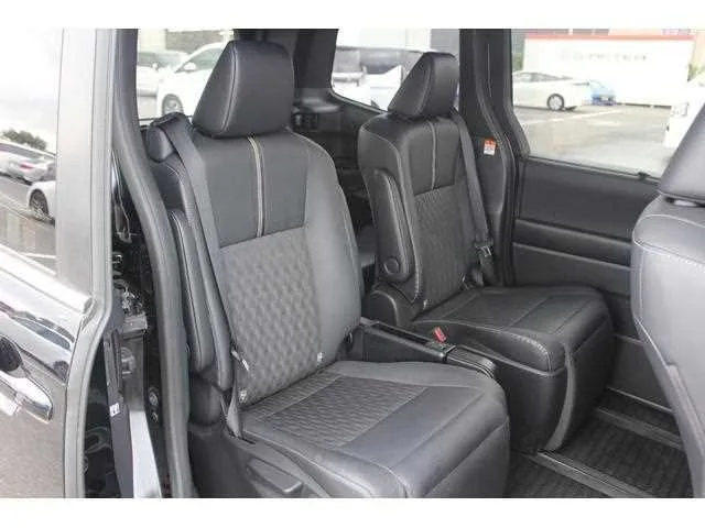 Toyota Noah 2022 — миниатюра 3