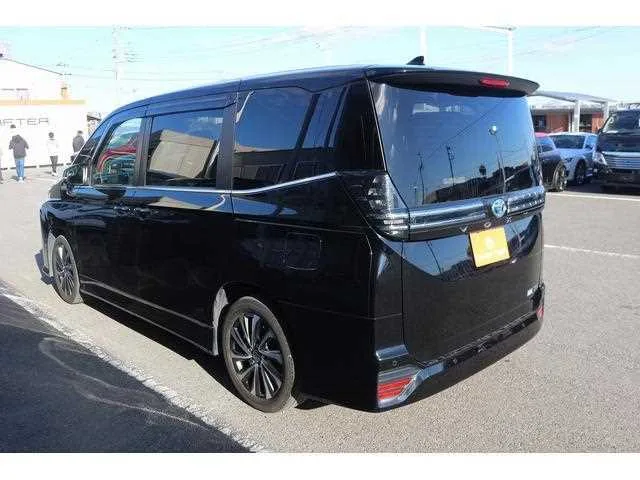 Toyota Voxy 2023 — миниатюра 2