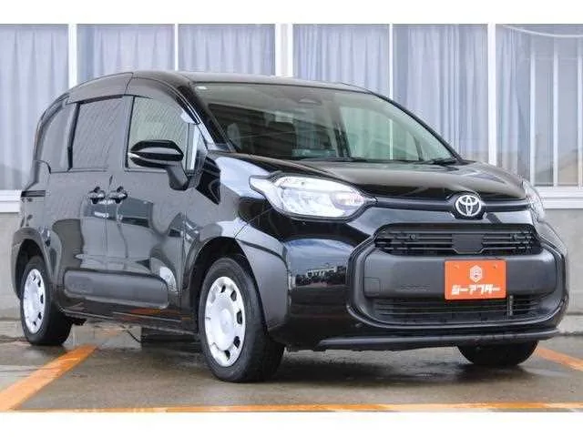 Toyota Sienta 2023 — фото 1, купить с доставкой в Москву