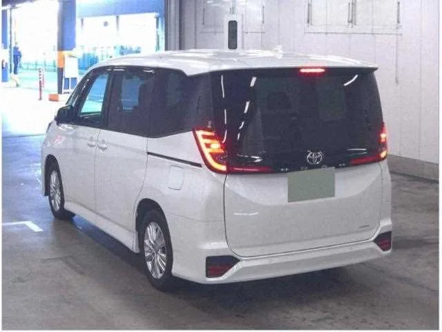 Toyota Noah 2022 — миниатюра 2