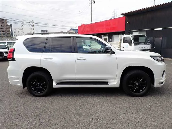 Toyota Land Cruiser Prado TX-L Anniversary Limited 2022 — миниатюра 3