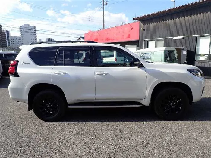 Toyota Land Cruiser Prado TX-L Anniversary Limited 2022 — миниатюра 3
