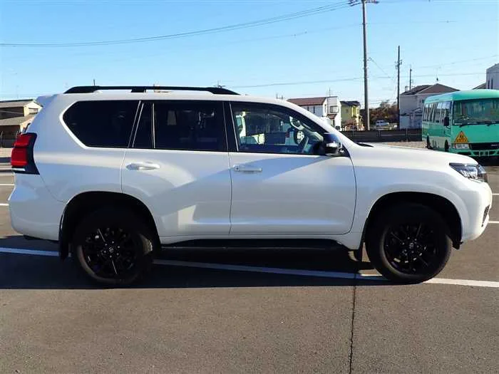 Toyota Land Cruiser Prado TX-L Anniversary Limited 2022 — миниатюра 3