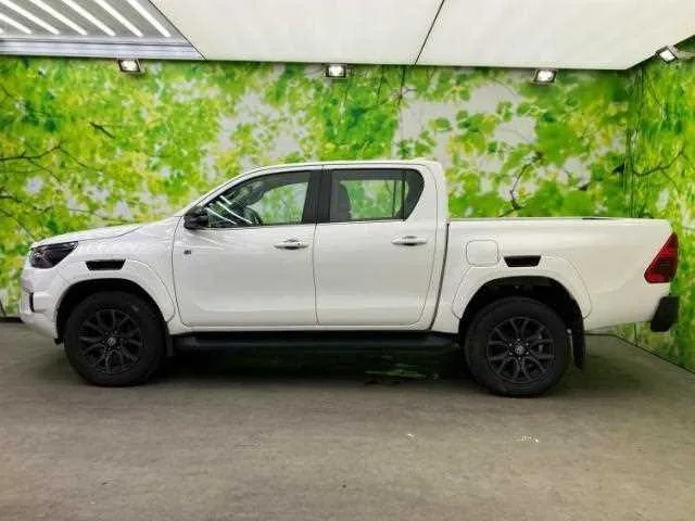Toyota Hilux 2023 — миниатюра 2