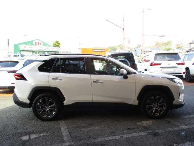 Toyota RAV4 2022 — миниатюра 3