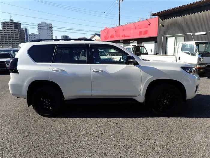 Toyota Land Cruiser Prado TX-L Matte Black Edition 2023 — миниатюра 3