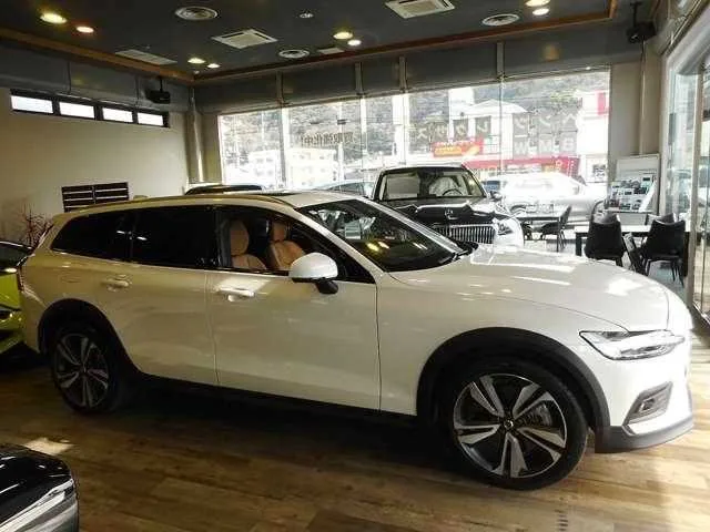 Volvo V60 2025 — миниатюра 3