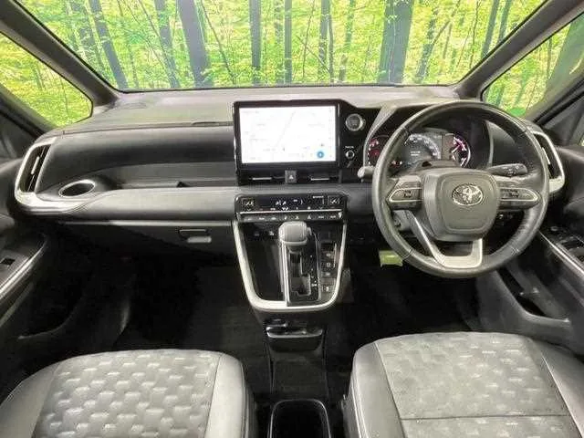 Toyota Voxy 2022 — миниатюра 2