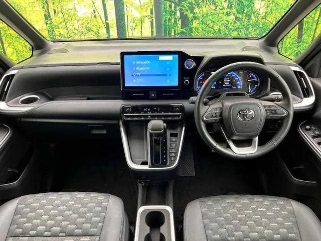 Toyota Voxy 2022 — миниатюра 2