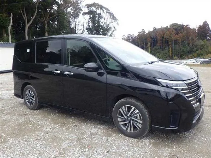 Nissan Serena e-Power HighWaySter-V 2023 — фото 1, купить с доставкой в Москву