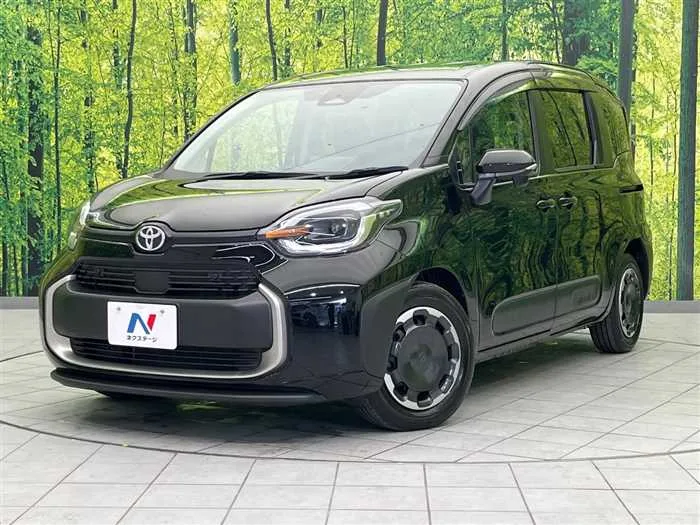 Toyota Sienta 2023 — фото 1, купить с доставкой в Москву